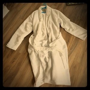 POTTERY BARN ROBE SIZE MEDIUM WHITE